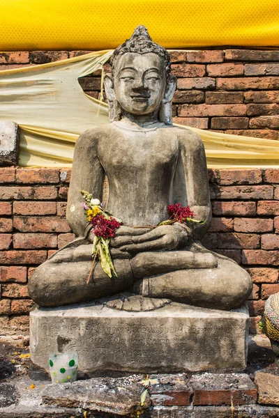 Buddha-Statue, alter chedi in wat phra that hariphunchai — Stockfoto