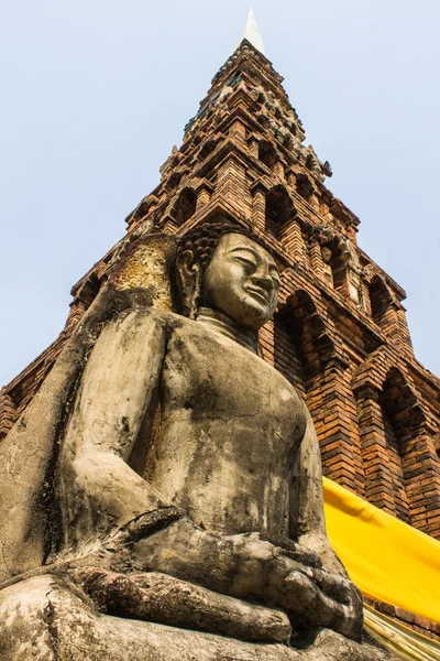 Статуя Будды, Старый Чеди в Ват Пхра Харифунчай — стоковое фото