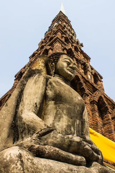 Estátua de Buda, velho Chedi em Wat Phra que Hariphunchai — Fotografia de Stock