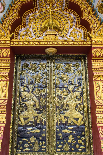 Ornamento porta de madeira do templo tailandês em Chiangmai, Tailândia — Fotografia de Stock