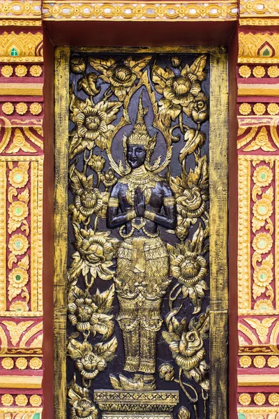 Adorno puerta de madera del templo tailandés en Chiangmai, Tailandia —  Fotos de Stock