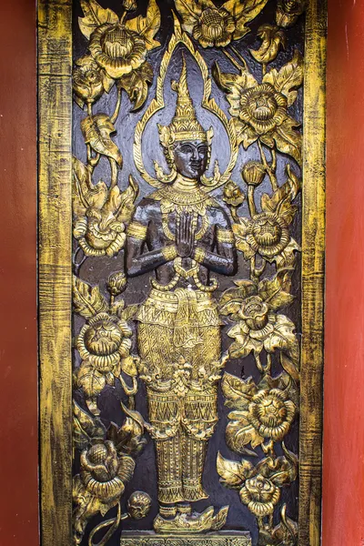 Adorno puerta de madera del templo tailandés en Chiangmai, Tailandia — Foto de Stock