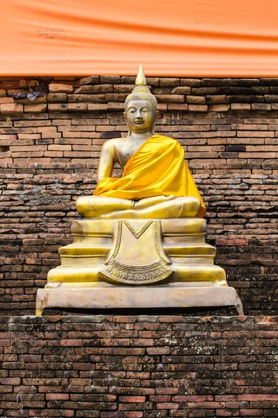 Estátua de Buda e chedi velho em Wat Lok mo lee, Chiangmai Thai — Fotografia de Stock