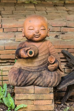 Tayland'da kullanılan bez bebek kil keşiş