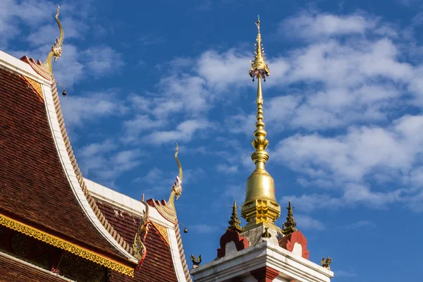 Naga lanna gable apice chedi — Foto Stock