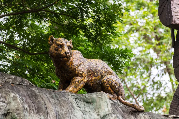 Estátua de Cheetah em Chiangmai zoo, Tailândia — Fotografia de Stock