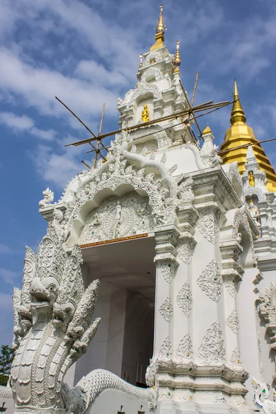 Naga posąg i chedi w wat sri don księżyc, chiangmai Tajlandia — Zdjęcie stockowe