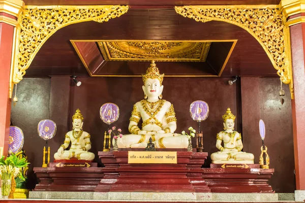 Estátua de Phra maha jakkraphat em Ubosot Wat Raja Mon Thian — Fotografia de Stock