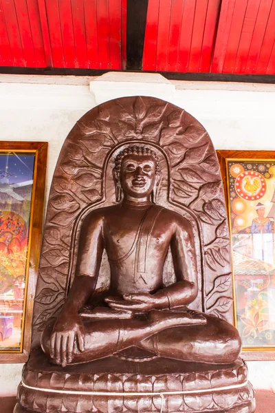 Boeddha standbeeld in wat phra die hariphunchai — Stockfoto