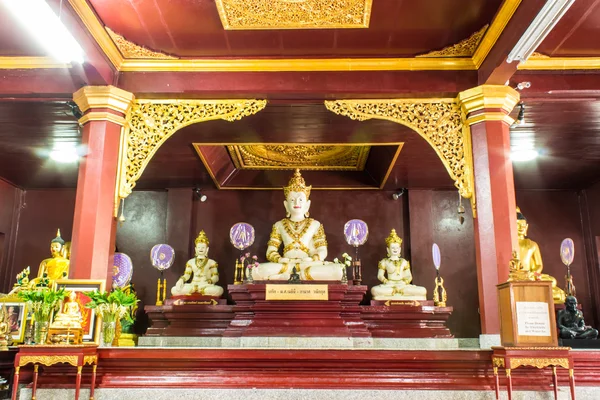 Estatua de Phra maha jakkraphat en Ubosot Wat Raja Mon Thian, Chiangmai —  Fotos de Stock