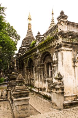 Chedi ve ubosot shan tarzında wat papoa, chiangmai, Tayland