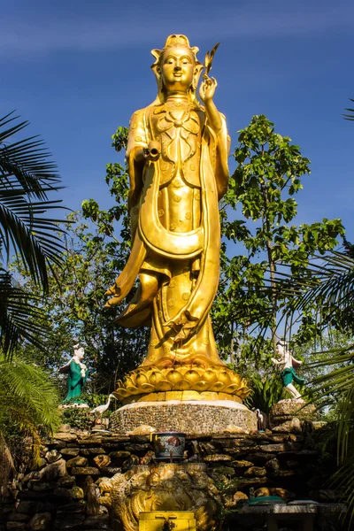 Guanyin standbeeld in wat mokkanlan, chomthong chiangmai thailand — Stockfoto