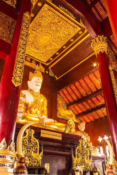 Estátua de Phra maha jakkraphat em Ubosot Wat Raja Mon Thian, Chiangmai — Fotografia de Stock