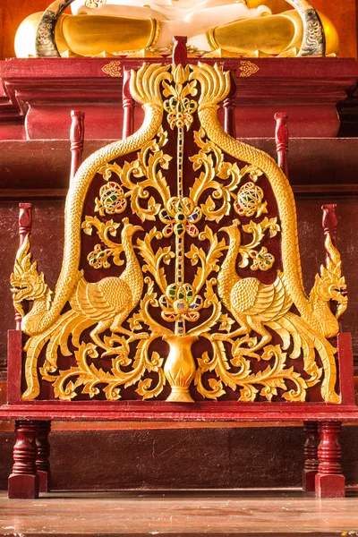 Zwaan sadhana voor monnik in ubosot wat raja mon thian, chiangmai — Stockfoto