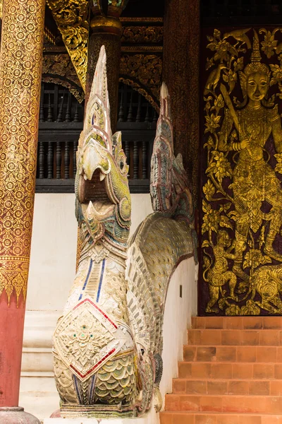 Escadaria de Naga e velho estilo Ubosot Lanna em Wat Buak Krok Luang — Fotografia de Stock