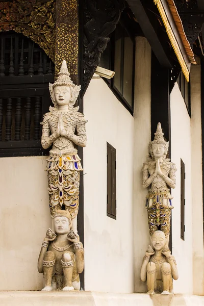 ブァック ワットルアン クロク チェンマイで古い ubosot としてタイ天使タイ — ストック写真