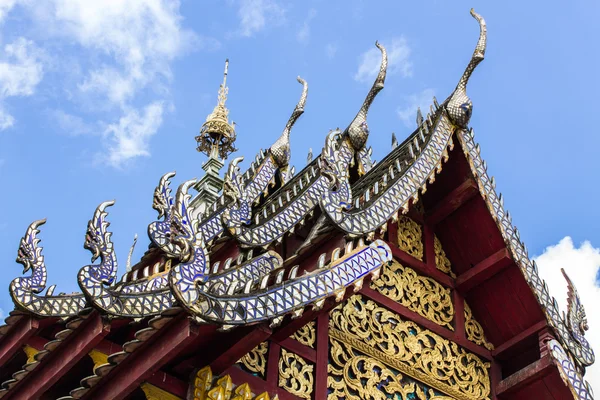 Naga lanna gable apex op ubosot, in wat phra die hariphunchai — Stockfoto