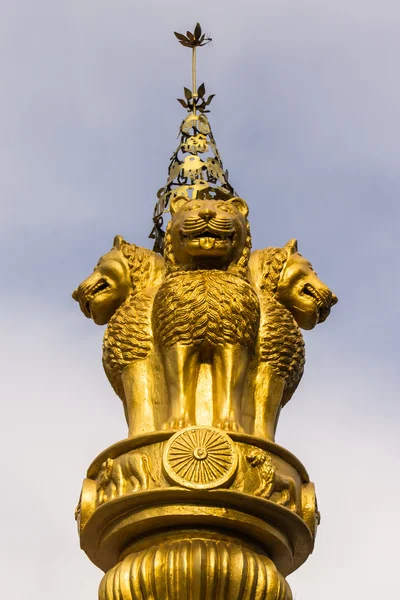 Столп Ашока в Ват Пра Чомтонг вора вихан, Чиангмай — стоковое фото