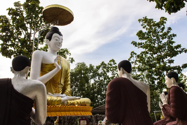 Buddha und die ersten fünf Jüngerstatuen — Stockfoto