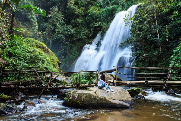 Menina e bela cachoeira no norte da Tailândia — Fotografia de Stock