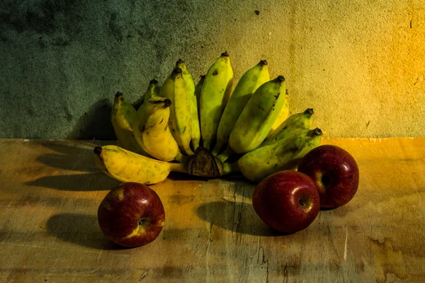 Яблоко и банан натюрморт — стоковое фото