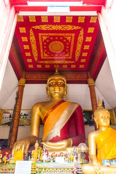 Boeddha standbeeld in een kapel, wat phra die hariphunchai — Stockfoto