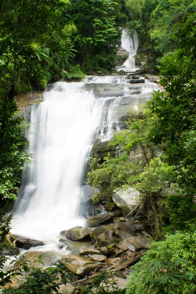 Piękny wodospad w północnej Tajlandii — Zdjęcie stockowe
