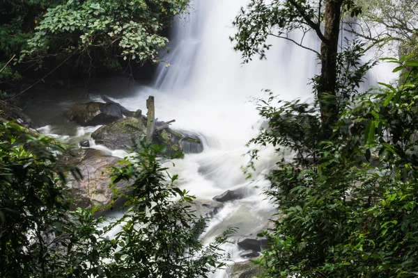 Sirithanischer Wasserfall in doi inthanon, chomthong chaingmai thaland — Stockfoto