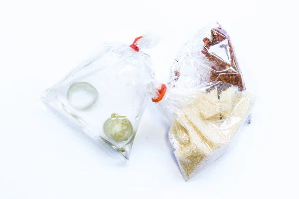 Thailändska kryddor inkluderar cayennepeppar, socker, fisk sau i plast — Stockfoto