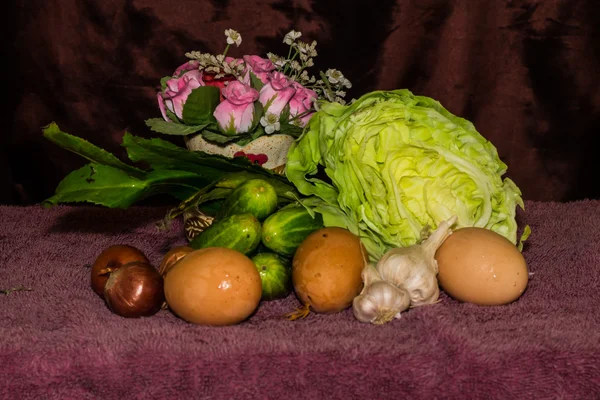 Zátiší - zelenina, vejce a plastových květin — Stock fotografie