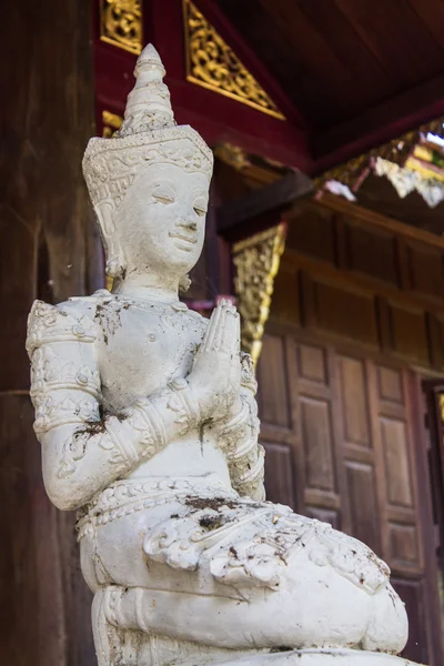 Sculptuur van witte engel met teak tempel, lanna stijl in thailand — Stockfoto