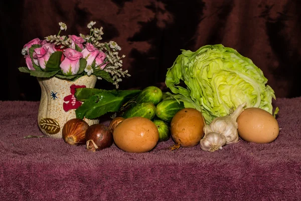 Stillleben - Gemüse, Ei und Plastikblume — Stockfoto