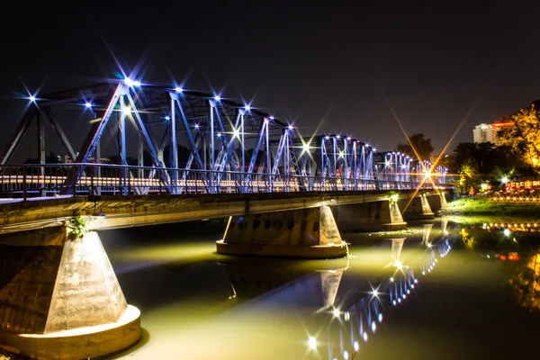 Ijzeren brug 's nachts in chiangmai thailand — Stockfoto