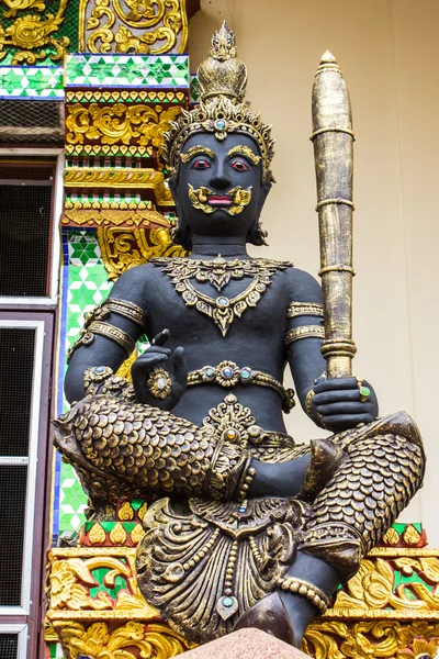 Gandharvas com bastão no templo tailandês — Fotografia de Stock