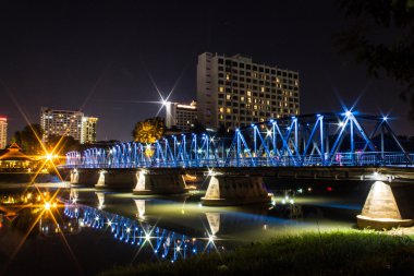 demir köprü gece-chiangmai, Tayland