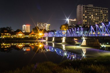 demir köprü gece-chiangmai, Tayland