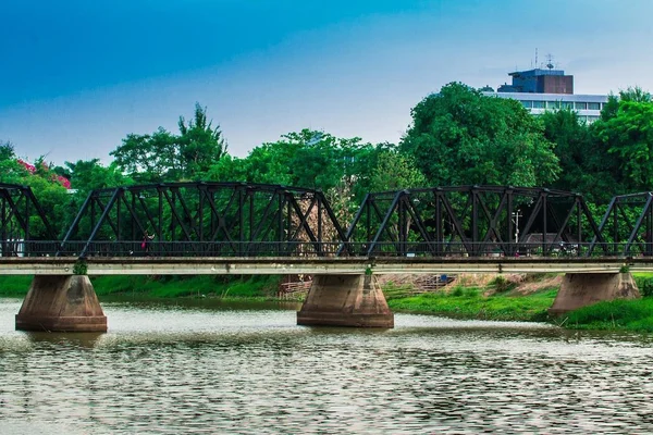 Pont en fer à chiangmai, fer, pont, rivière, chiangmai, thai, thailand, asie, bâtiment, lieu, eau, transport, arbre — Photo
