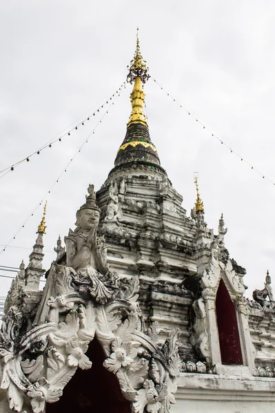 Thai templomban pasang Lamphun fehér pagoda — Stok fotoğraf