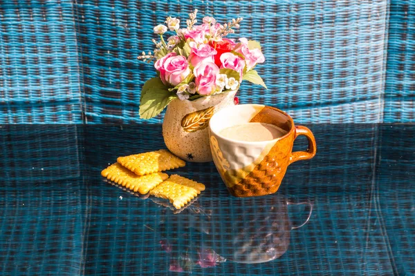 Stillleben Frühstück, Kaffeetasse weiße Butter und rosa Plastik — Stockfoto