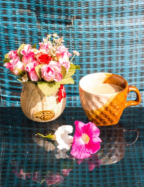Stilleben, kaffe kopp vit rosa plast och petunia blommor — Stockfoto
