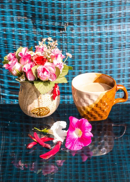 Stilleben, kaffe kopp med rosa plast erythrina variegata — Stockfoto