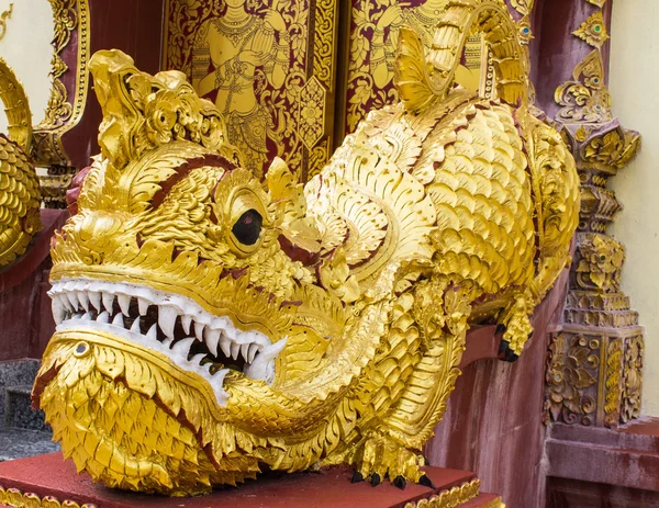 Standbeeld van de moeder (leeuw) in Thaise tempel — Stockfoto