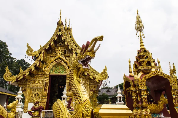 Naga fusion slon socha s kaplí chrámů v chiangrai — Stock fotografie