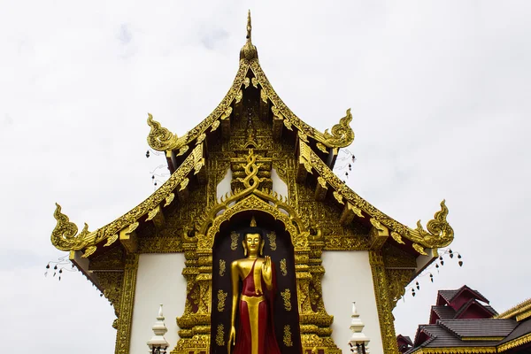 Buddha staty med kapell av tempel i chiangrai thailand — Stockfoto