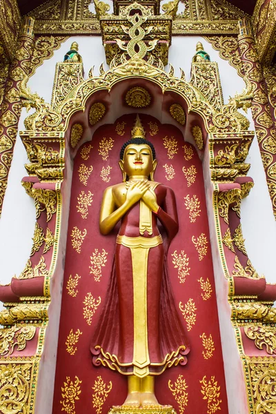 Mooie buddha stand en kapel Thaise stijl — Stockfoto