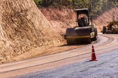 yol silindiri kırsal kesimde iş başında