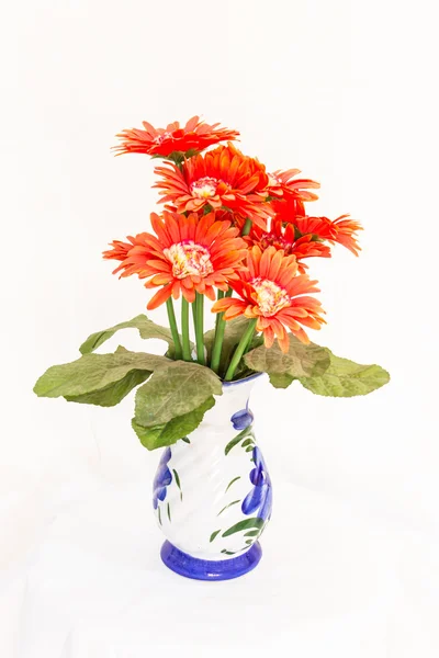 Blume Kunststoff in der Vase isoliert — Stockfoto