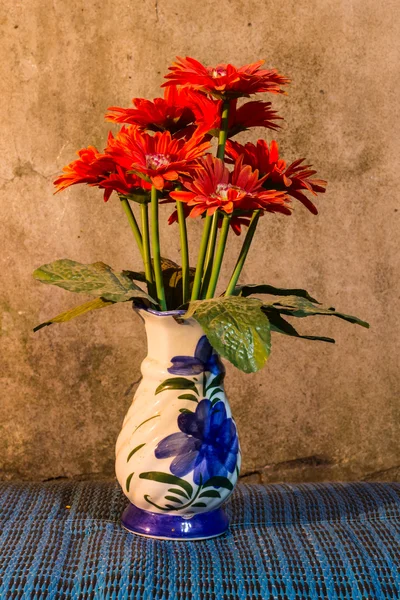 Nature morte - Fleur en plastique dans un vase — Photo