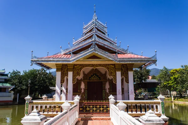 Capela estilo Shan em Wat Nong Kok Kam, Wianghaeng Chiangmai tailandês — Fotografia de Stock