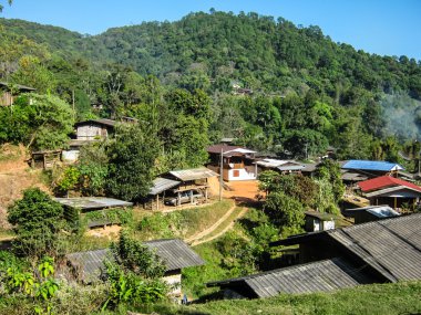 dağlar, köyde Karen doi Inthanon chiangmai mon pha yasağı